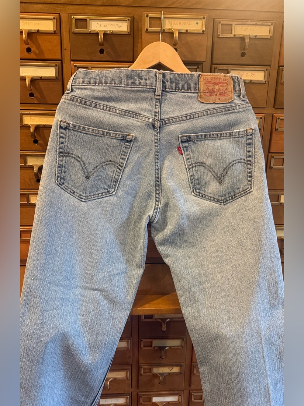 VTG 90s Levi’s 550 Relaxed Fit Jeans | 32x32 Light Wash Distressed Ripped - Picture 6 of 16